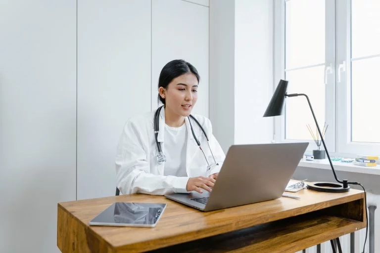 Médecin en téléconsultation